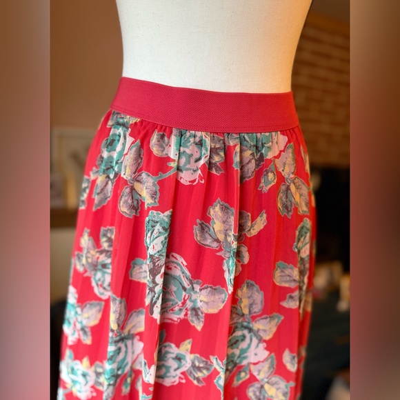 Soprano Nordstrom Pleated Red with Blue Floral Pleated Midi Skirt - Size Large - Picture 5 of 11